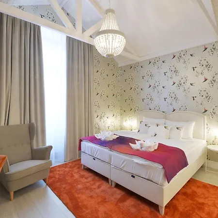 1552 Boutique Отель Эгер