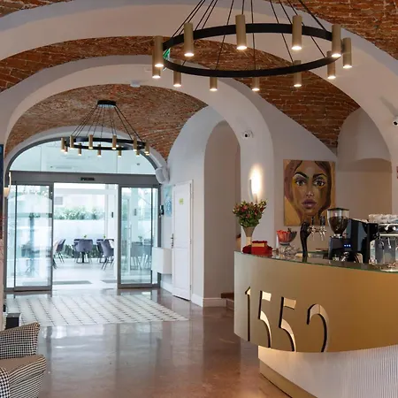 1552 Boutique Отель Эгер